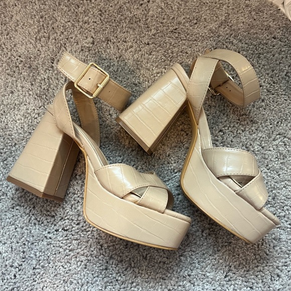 Wild Diva Shoes - Elegant Cream Platform Sandals - Size 7